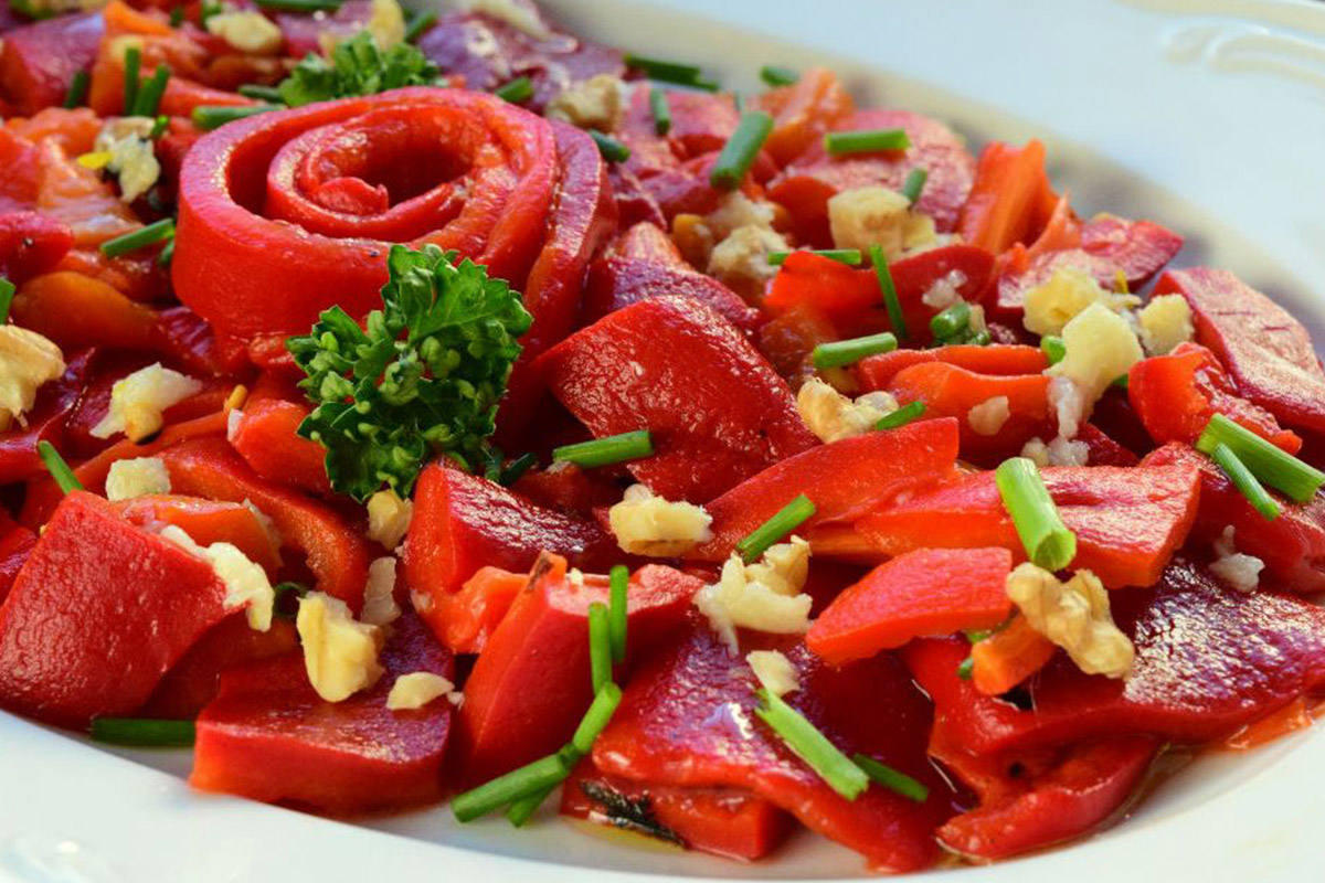 köz biber salatası en güzel salatalar, yoğurtlu mezeler aşkı mezede! izmir manisa ege ve tüm türkiye için toptan meze siparişi, meze üreticisi