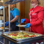 Restoranda servis için hazırlanmış farklı yemek tabakları