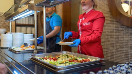 Restoranda servis için hazırlanmış farklı yemek tabakları