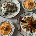 Renkli tabaklarda yoğurtlu ve sebzeli meze çeşitleri