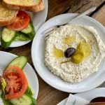 Kalabalık masa için farklı tabaklarla hazırlanmış yemek sofrası