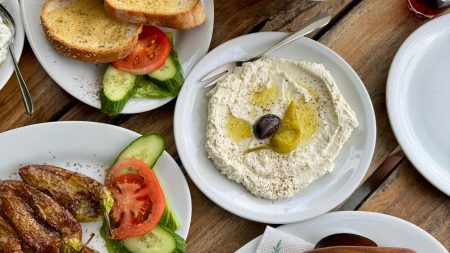 Kalabalık masa için farklı tabaklarla hazırlanmış yemek sofrası