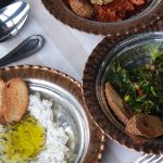 Farklı küçük tabaklardan oluşan meze sunumu