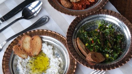 Farklı küçük tabaklardan oluşan meze sunumu