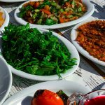 Izgara et ve farklı mezelerle hazırlanmış masa